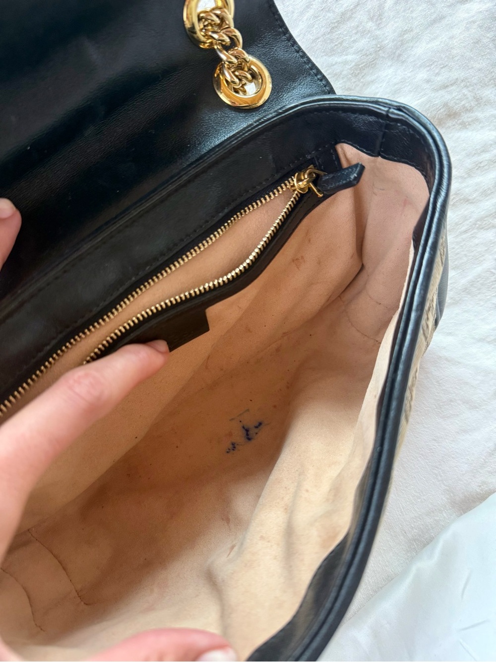 Gucci Beige GG Supreme Monogram Shoulder Bag with Black Trim - Picture 6 of 7